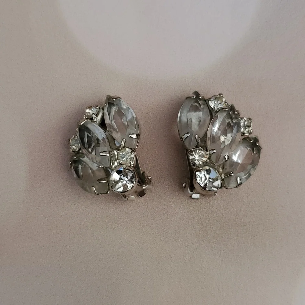 Vintage Silvertone clear rhinestones prong set clip ons unsigned - Picture 4 of 6